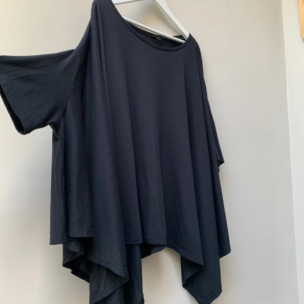 COS Black Jersey Top 
Medium
Boxy / Oversized
Asymmetrical hem - Picture 2 of 11
